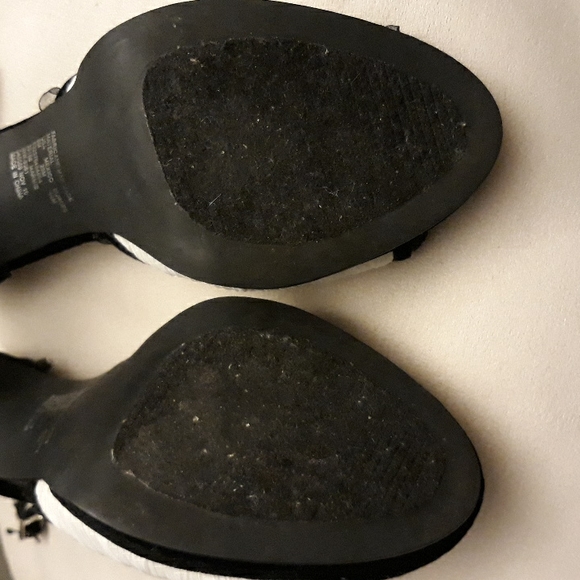 Gently Worn B/W Ruffle Trim Open-Toe Dress Shoe with platform  Shoe by Metaphor - Picture 11 of 16